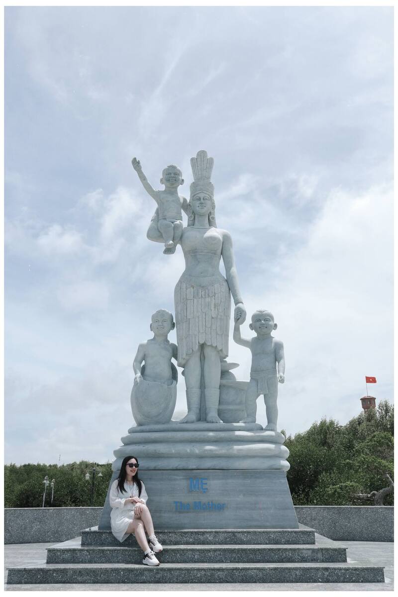 Check-in bên tượng Mẹ Âu Cơ thiêng liêng tại Đất Mũi Cà Mau.