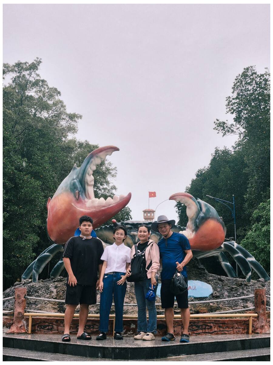 Gia đình check-in trước biểu tượng cua Cà Mau khổng lồ.