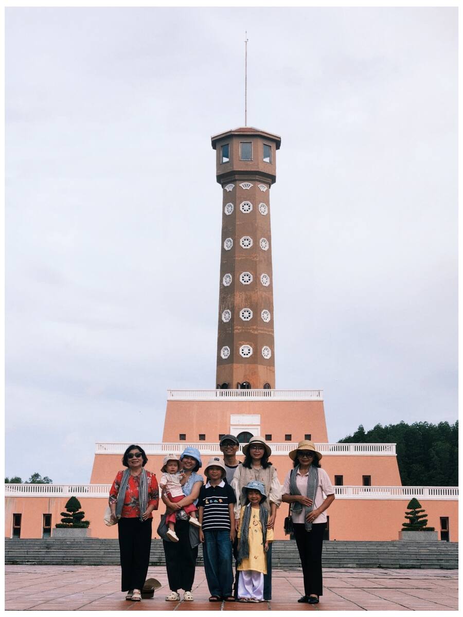 Check-in trước công trình Cột cờ Hà Nội tại Đất Mũi.