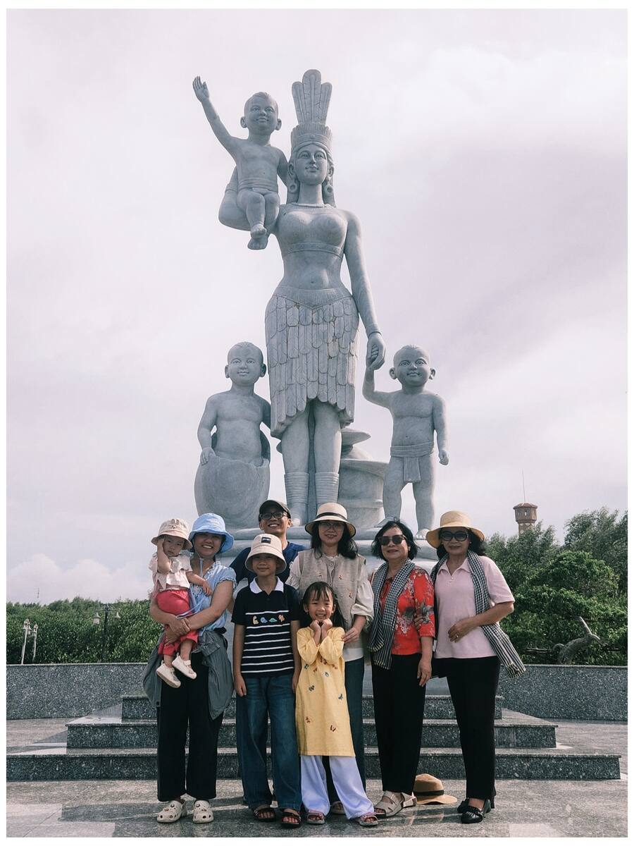 Chụp ảnh kỷ niệm trước Tượng đài Mẹ Âu Cơ Đất Mũi.