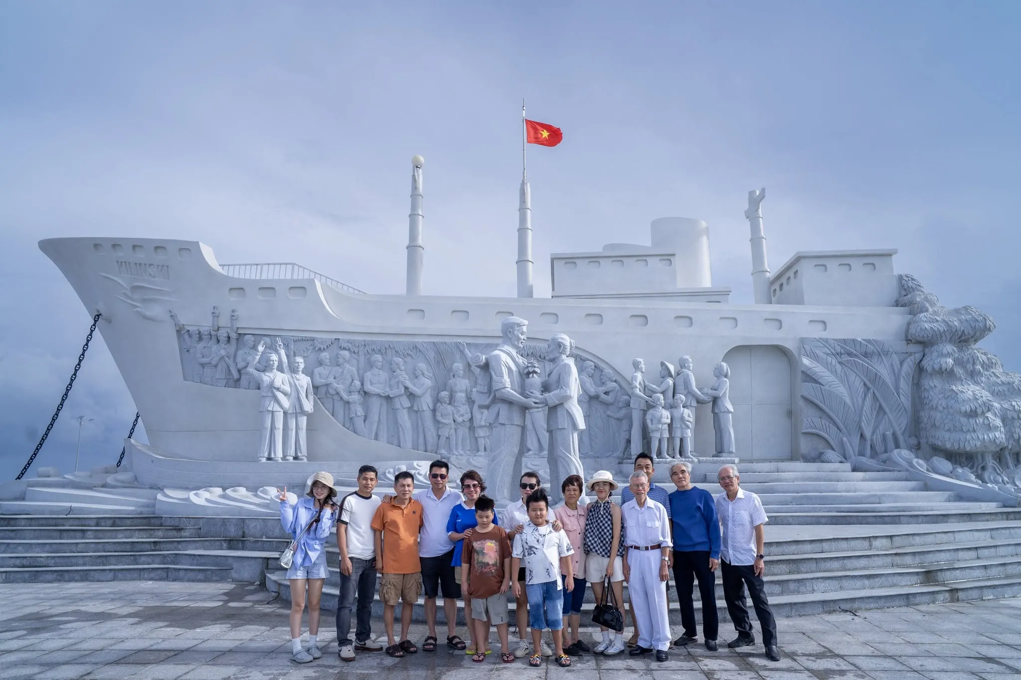 Tượng đài Di tích lịch sử Chuyến tàu tập kết ra Bắc năm 1954 tại cửa biển Sông Đốc. (Ảnh: Bà Ngoại Homestay / Tư liệu Du lịch Cà Mau)