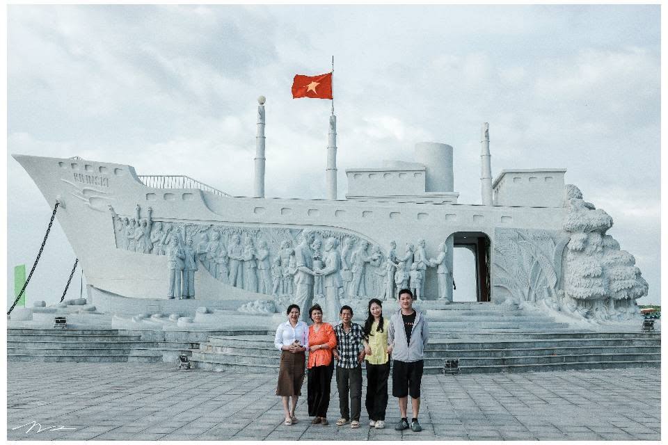 Đoàn du khách chụp ảnh kỷ niệm trước biểu tượng con tàu Đất Mũi.