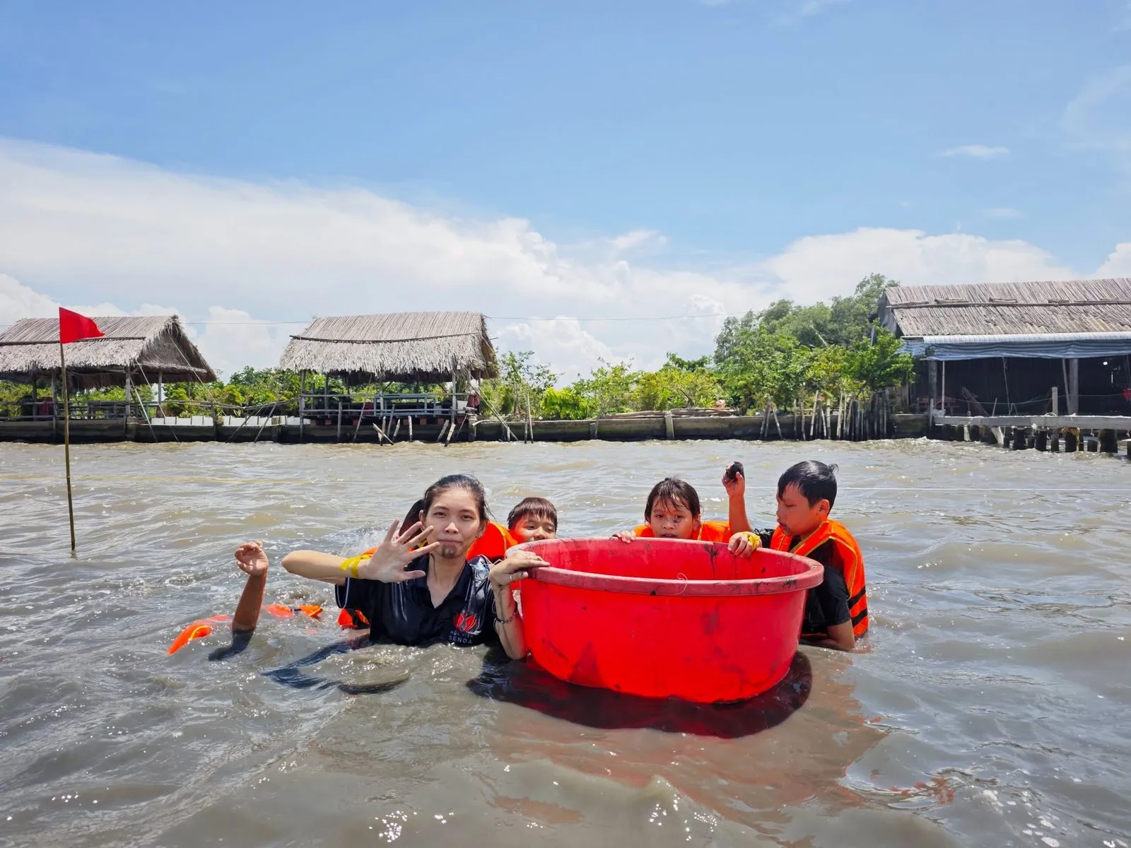 Khách du lịch dỡ lợp bắt cua biển