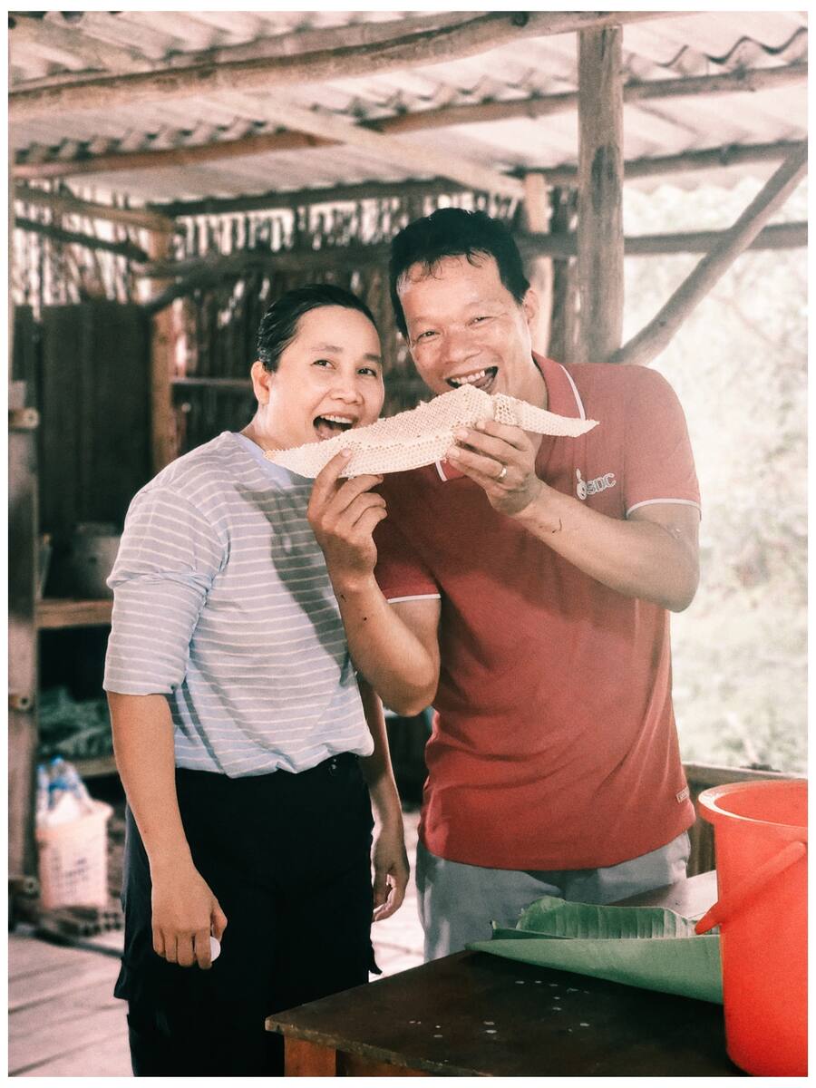 Thưởng thức mật ong rừng tươi nguyên chất vừa thu hoạch tại tổ.