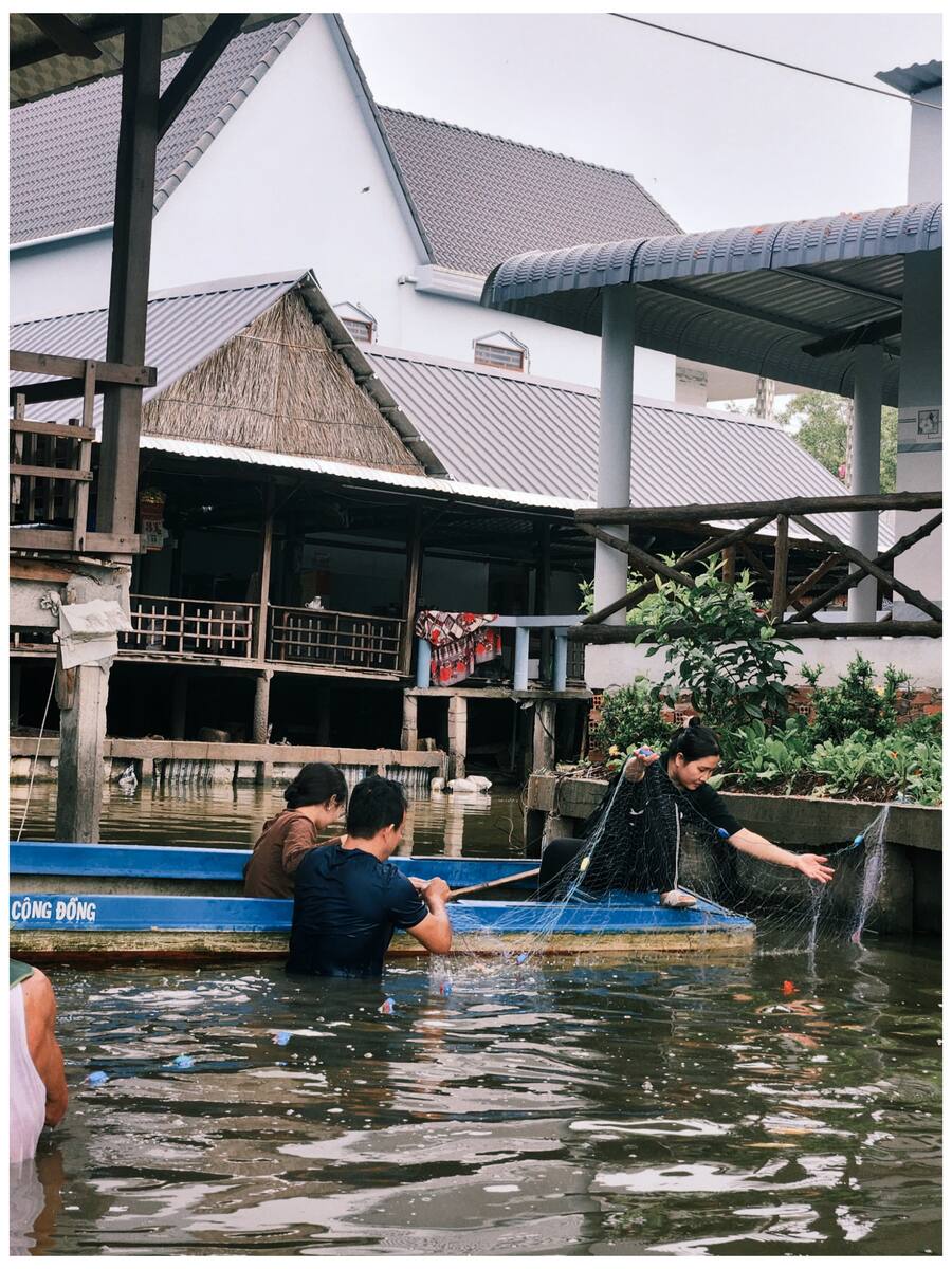 Du khách cùng trải nghiệm kéo lưới bắt cá tại homestay.