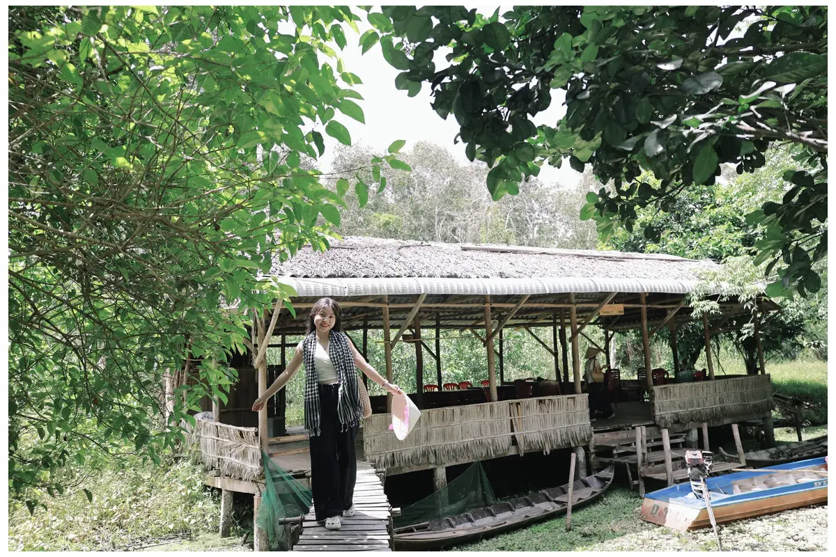Centuries-old wild honey harvesting ('gác kèo ong') tradition in U Minh Ha. (Photo: Ba Ngoai Homestay / Ca Mau Ecotourism Archive)