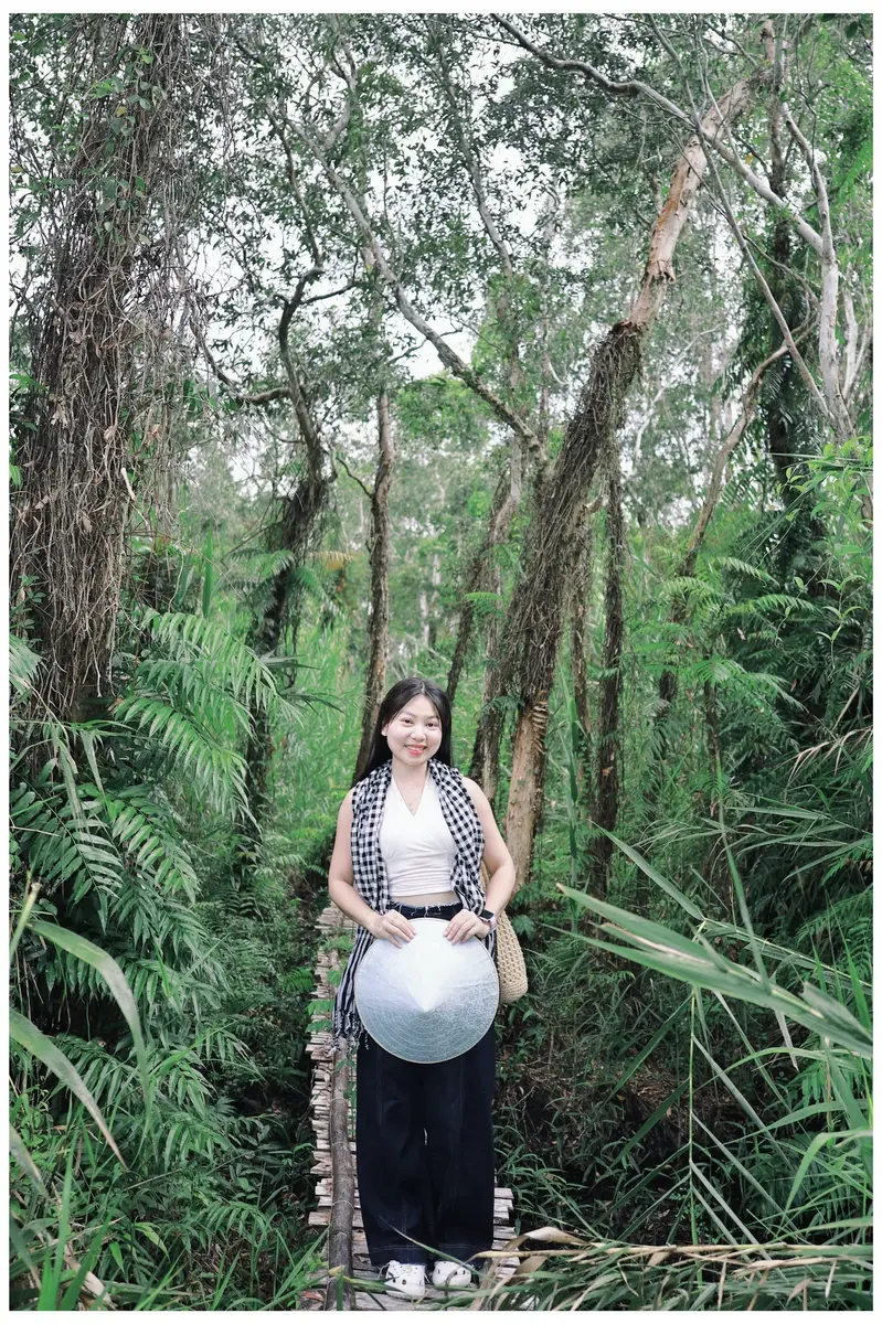 Centuries-old wild honey harvesting ('gác kèo ong') tradition in U Minh Ha. (Photo: Ba Ngoai Homestay / Ca Mau Ecotourism Archive)