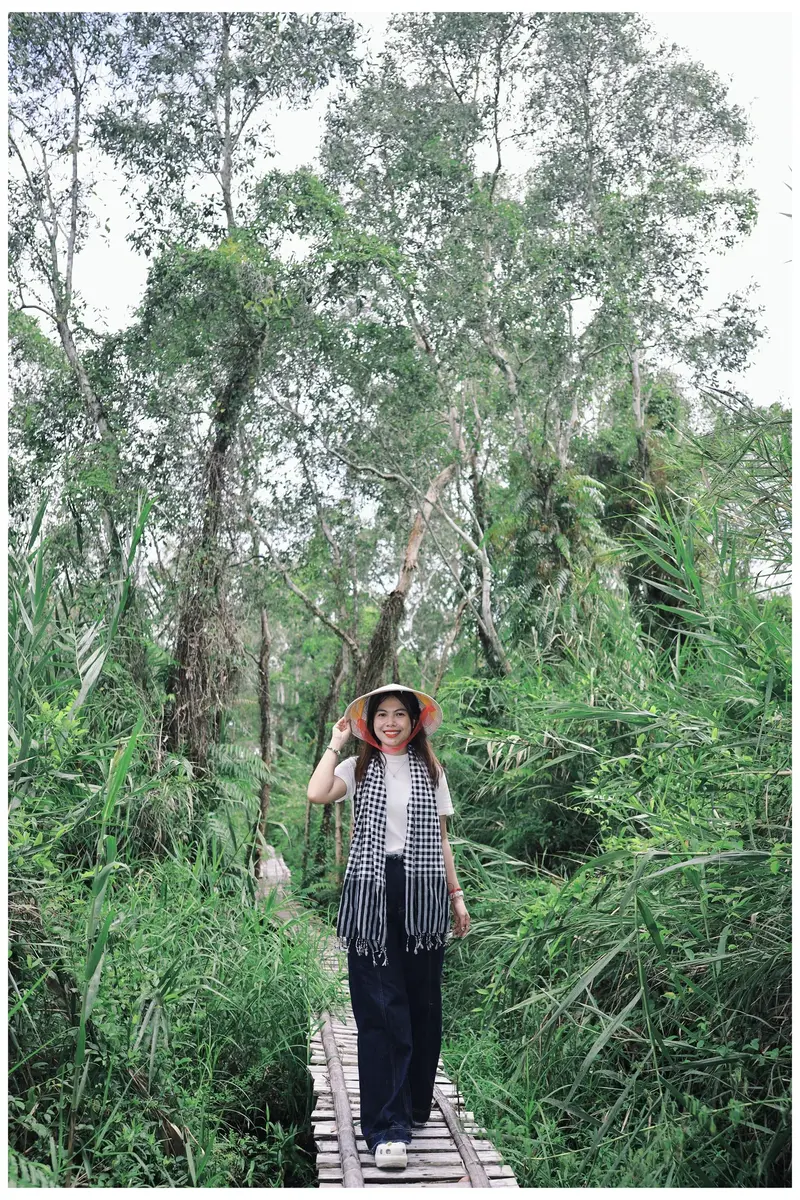 Cruising through lush green cajuput waterways in U Minh forest. (Photo: Ba Ngoai Homestay / Ca Mau Ecotourism Archive)