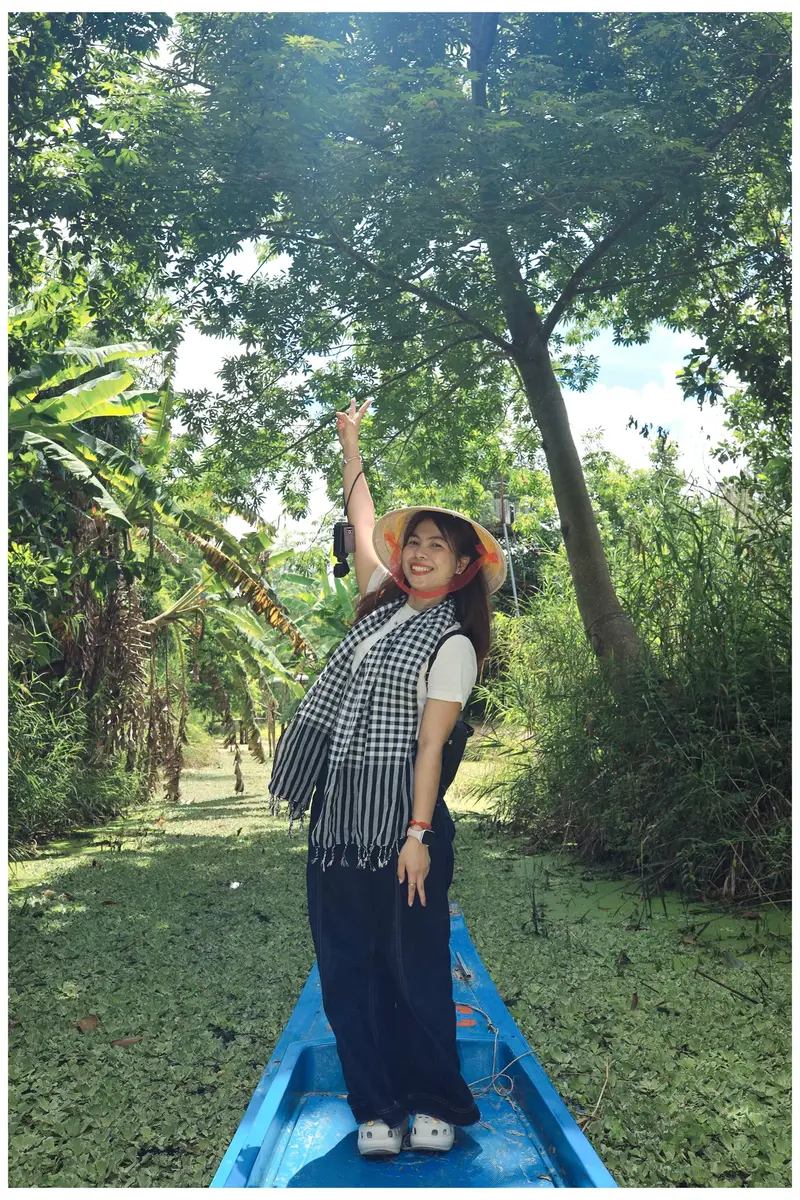 Đi xuồng máy xuyên kênh rạch ngập tràn sắc xanh rừng tràm U Minh. (Ảnh: Bà Ngoại Homestay / Tư liệu Du lịch Cà Mau)