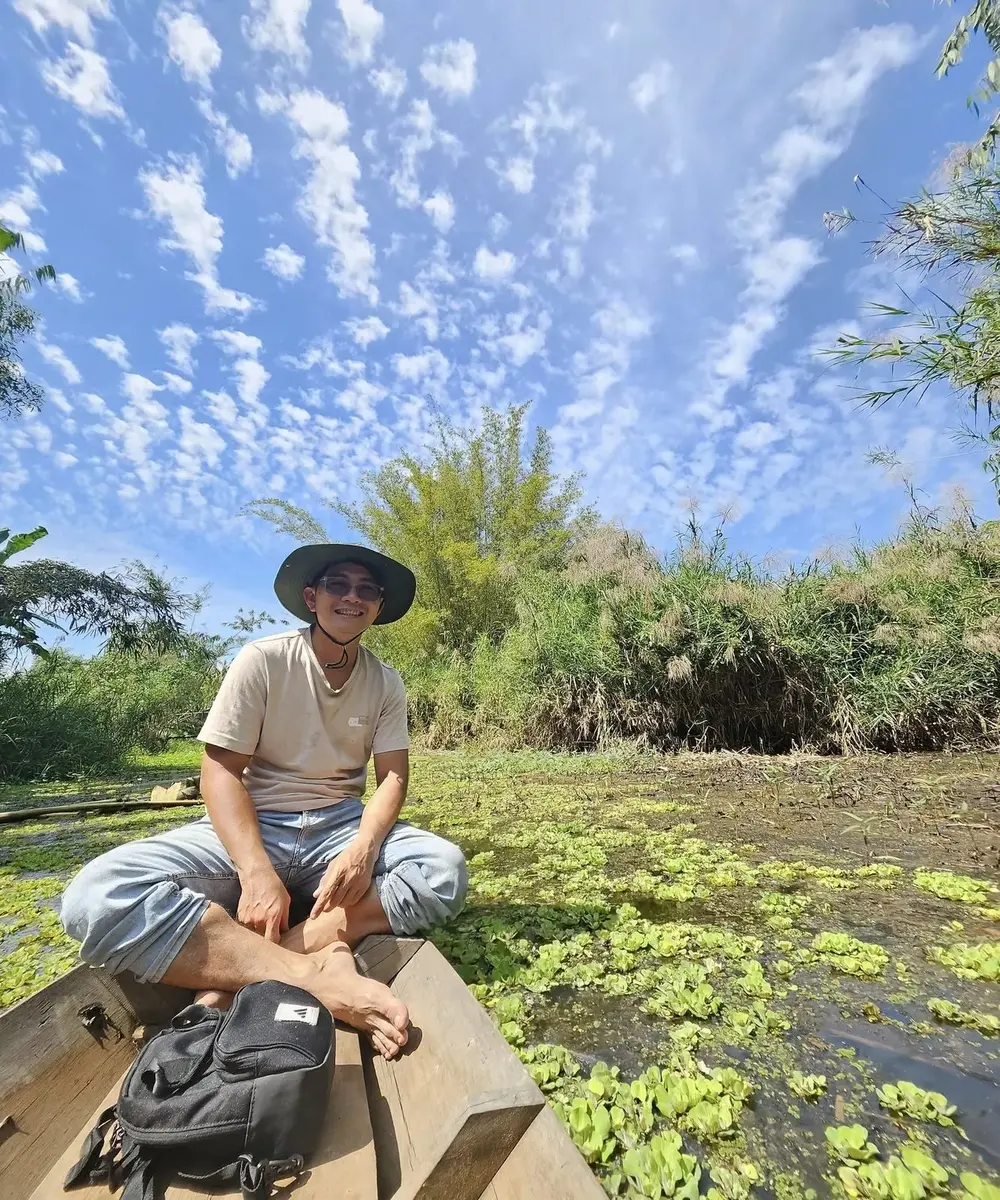 Đi xuồng máy xuyên kênh rạch ngập tràn sắc xanh rừng tràm U Minh. (Ảnh: Bà Ngoại Homestay / Tư liệu Du lịch Cà Mau)
