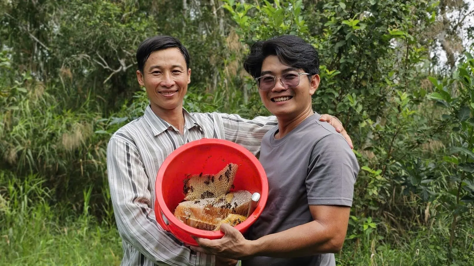 Đi xuồng máy xuyên kênh rạch ngập tràn sắc xanh rừng tràm U Minh. (Ảnh: Bà Ngoại Homestay / Tư liệu Du lịch Cà Mau)