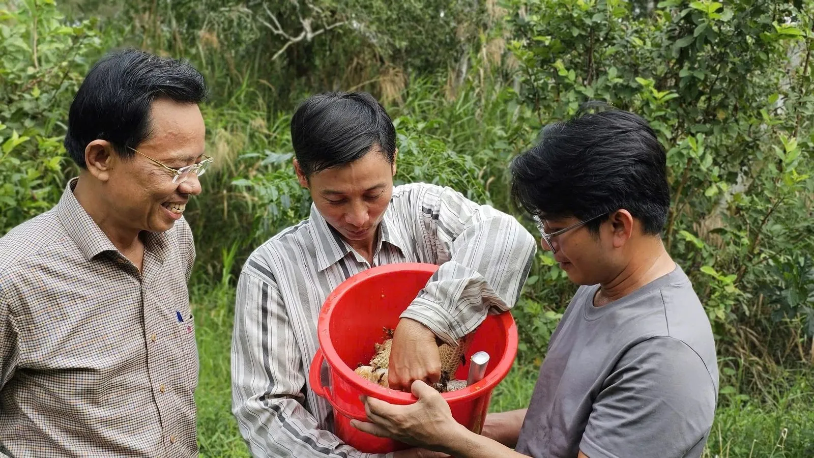 Đi xuồng máy xuyên kênh rạch ngập tràn sắc xanh rừng tràm U Minh. (Ảnh: Bà Ngoại Homestay / Tư liệu Du lịch Cà Mau)