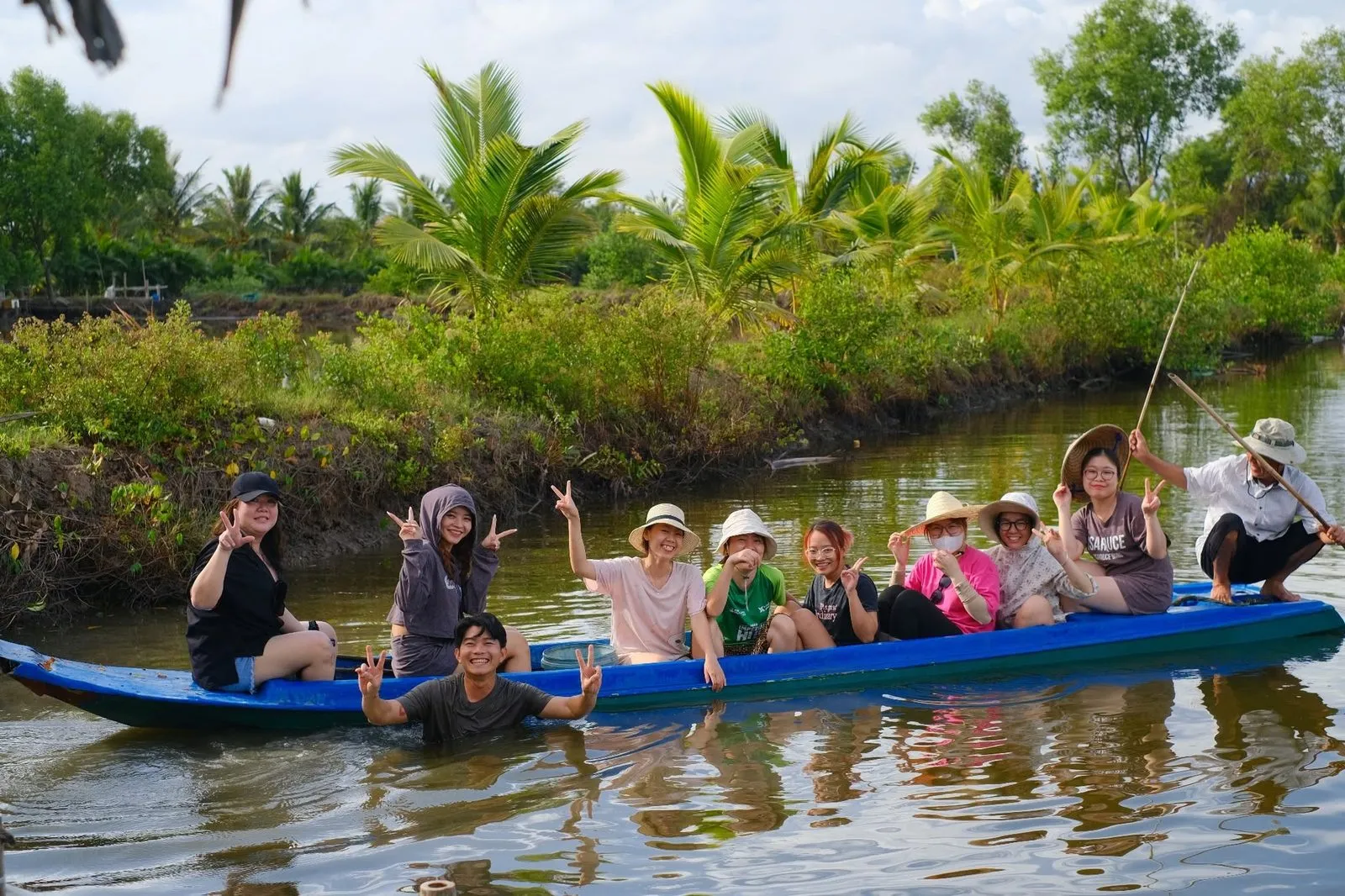 Cruising through lush green cajuput waterways and wildlife habitats in U Minh. (Photo: Ba Ngoai Homestay / Ca Mau Tourism Archive)