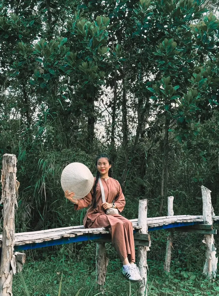 Centuries-old wild honey harvesting ('gác kèo ong') tradition in U Minh Ha. (Photo: Ba Ngoai Homestay / Ca Mau Ecotourism Archive)
