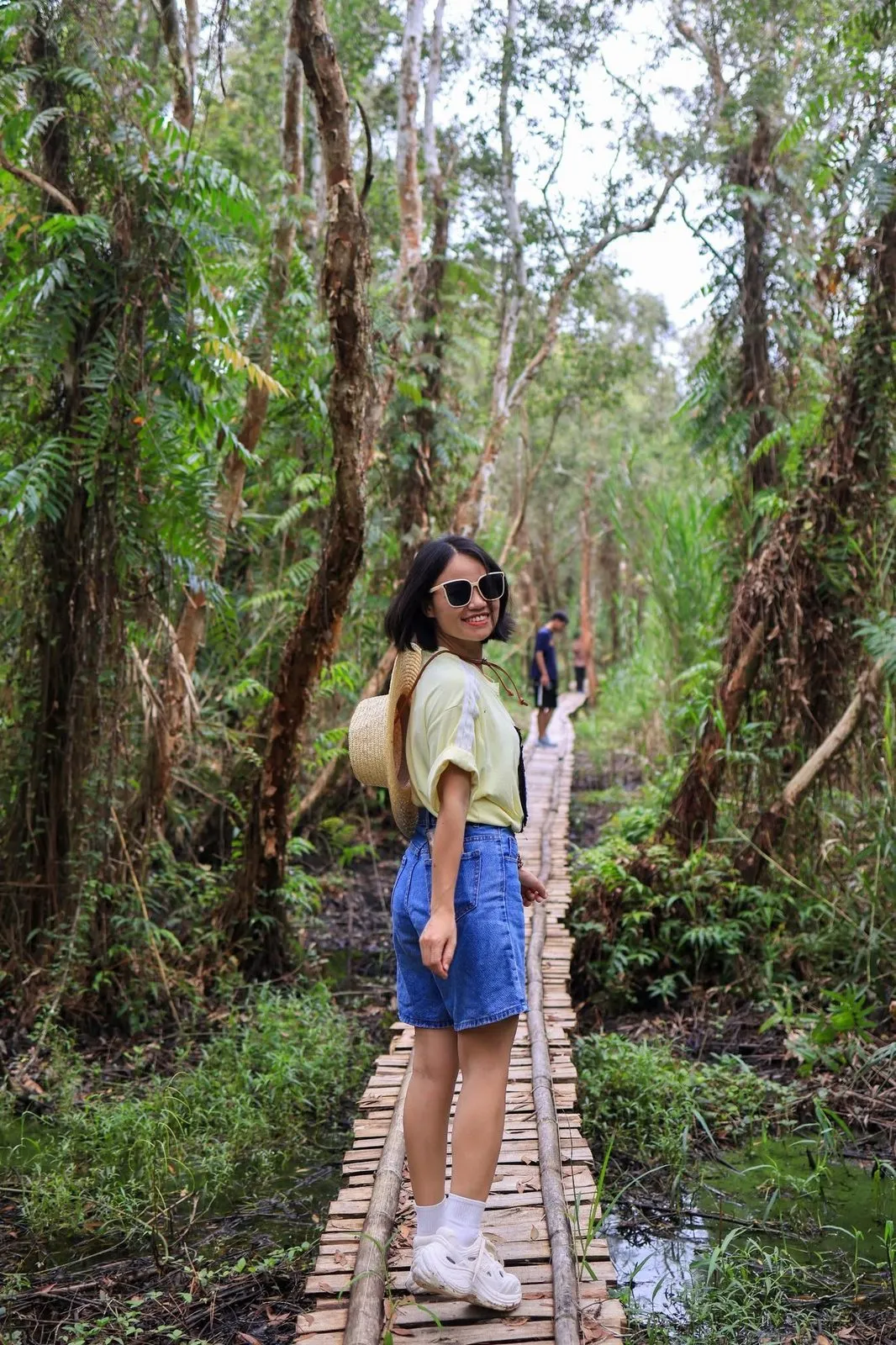 Nghề di sản Gác Kèo Ong lấy mật ong hoa tràm tự nhiên trăm năm tại U Minh Hạ. (Ảnh: Bà Ngoại Homestay / Tư liệu Du lịch Cà Mau)