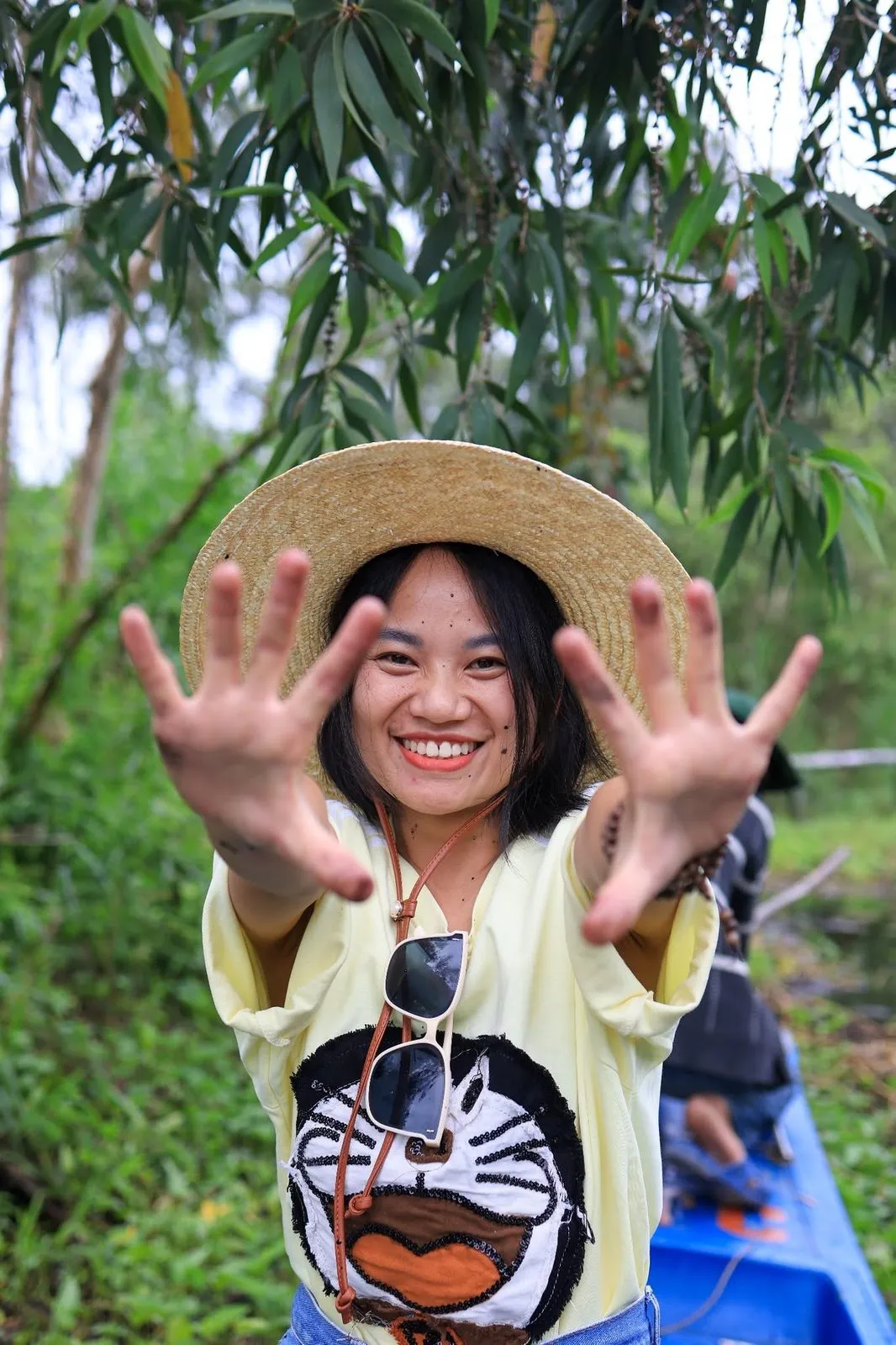 Nghề di sản Gác Kèo Ong lấy mật ong hoa tràm tự nhiên trăm năm tại U Minh Hạ. (Ảnh: Bà Ngoại Homestay / Tư liệu Du lịch Cà Mau)