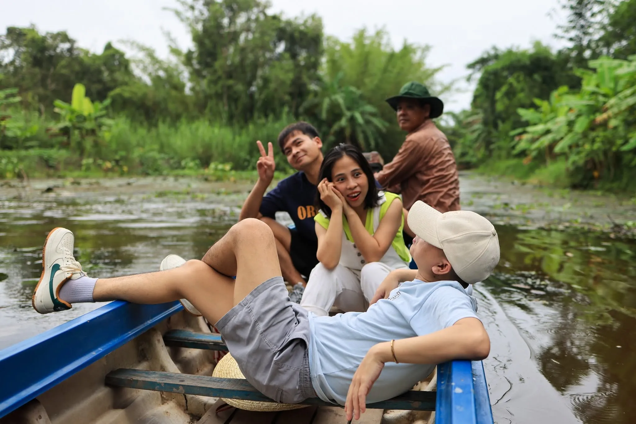 Đi xuồng máy xuyên kênh rạch ngập tràn sắc xanh rừng tràm U Minh. (Ảnh: Bà Ngoại Homestay / Tư liệu Du lịch Cà Mau)