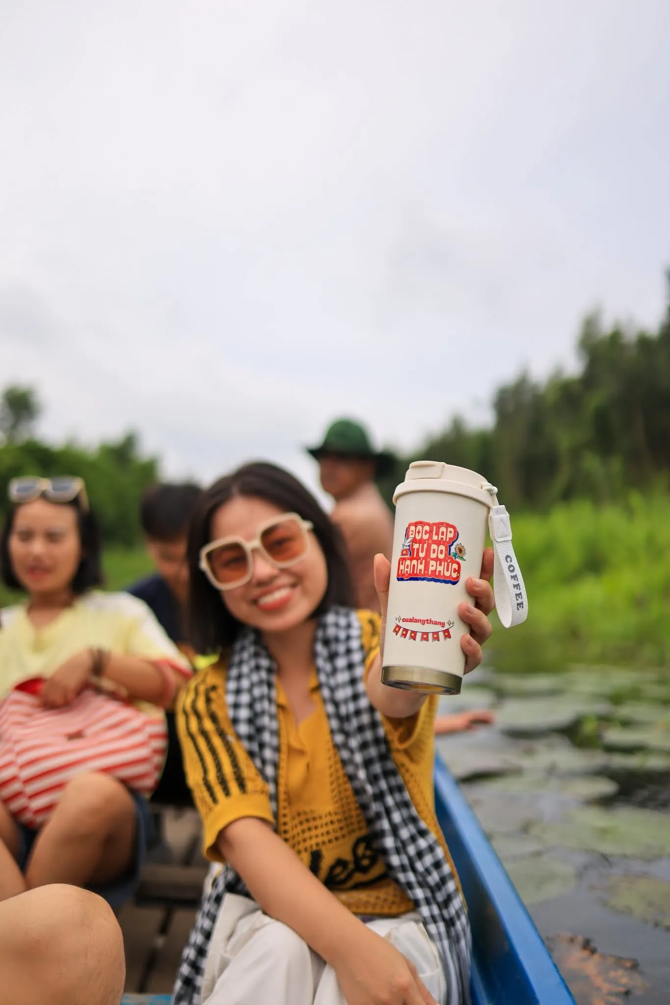 Nghề di sản Gác Kèo Ong lấy mật ong hoa tràm tự nhiên trăm năm tại U Minh Hạ. (Ảnh: Bà Ngoại Homestay / Tư liệu Du lịch Cà Mau)