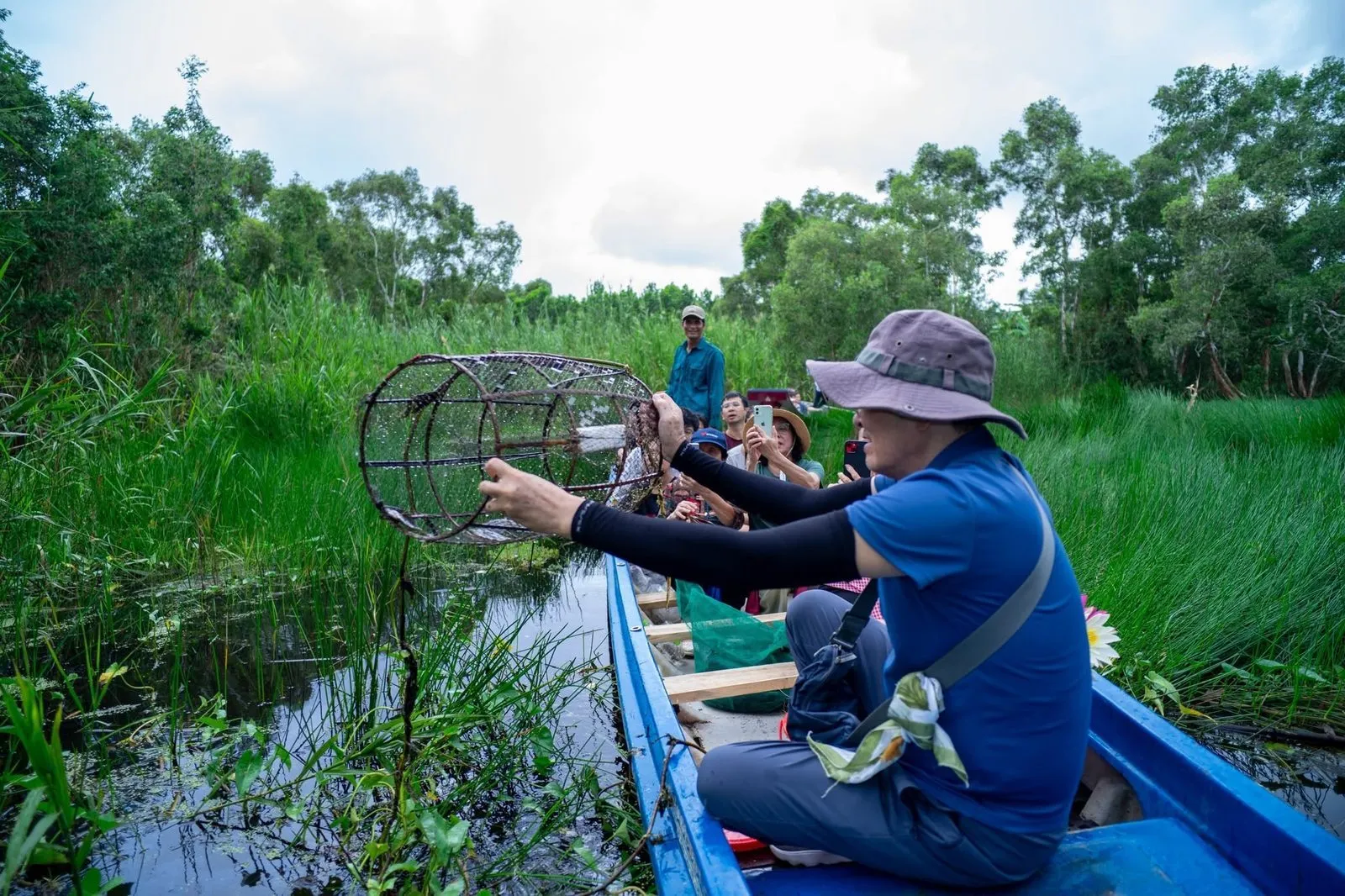 Đi xuồng máy xuyên kênh rạch ngập tràn sắc xanh rừng tràm U Minh. (Ảnh: Bà Ngoại Homestay / Tư liệu Du lịch Cà Mau)
