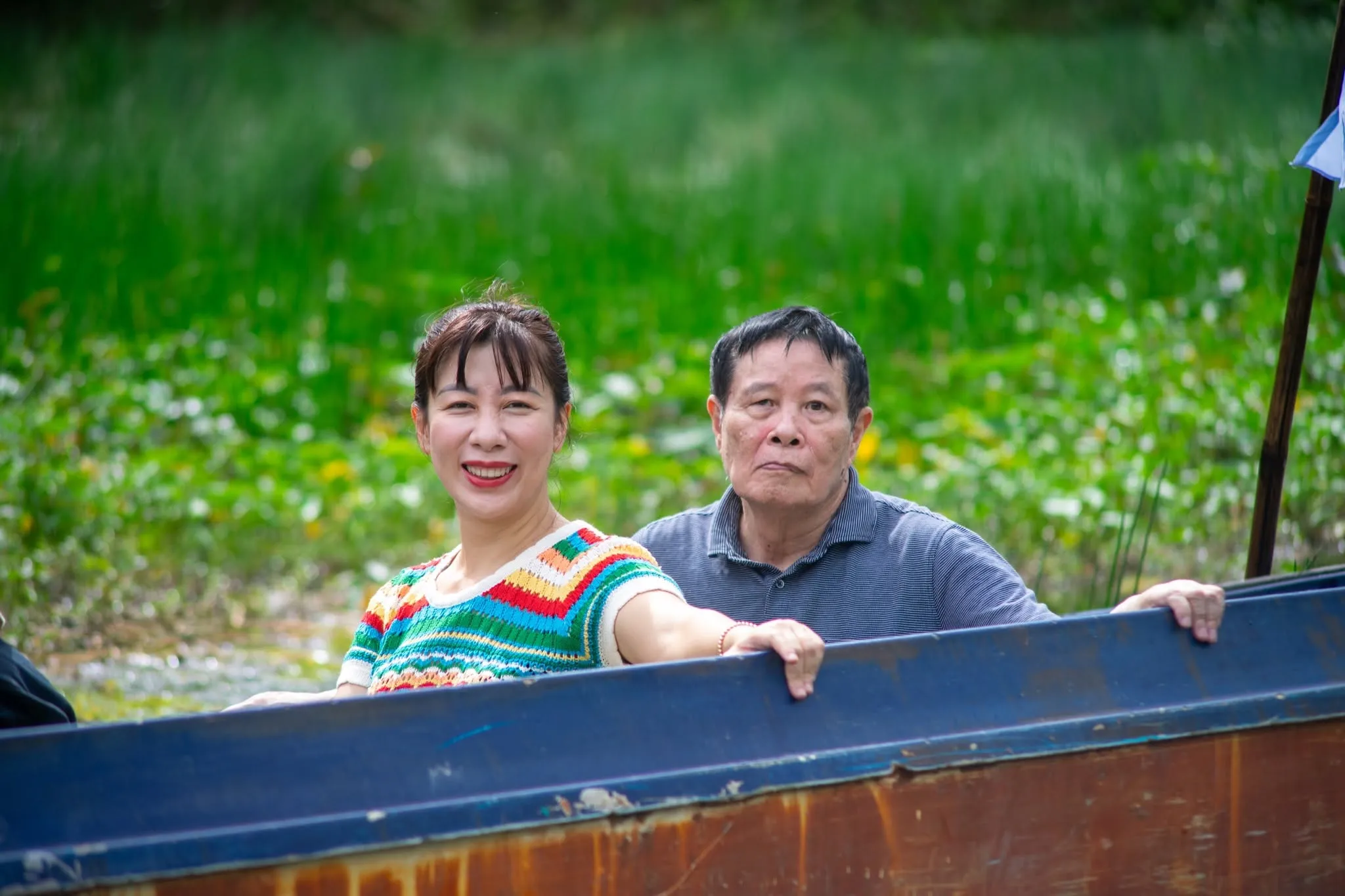 Đi xuồng máy xuyên kênh rạch ngập tràn sắc xanh rừng tràm U Minh. (Ảnh: Bà Ngoại Homestay / Tư liệu Du lịch Cà Mau)