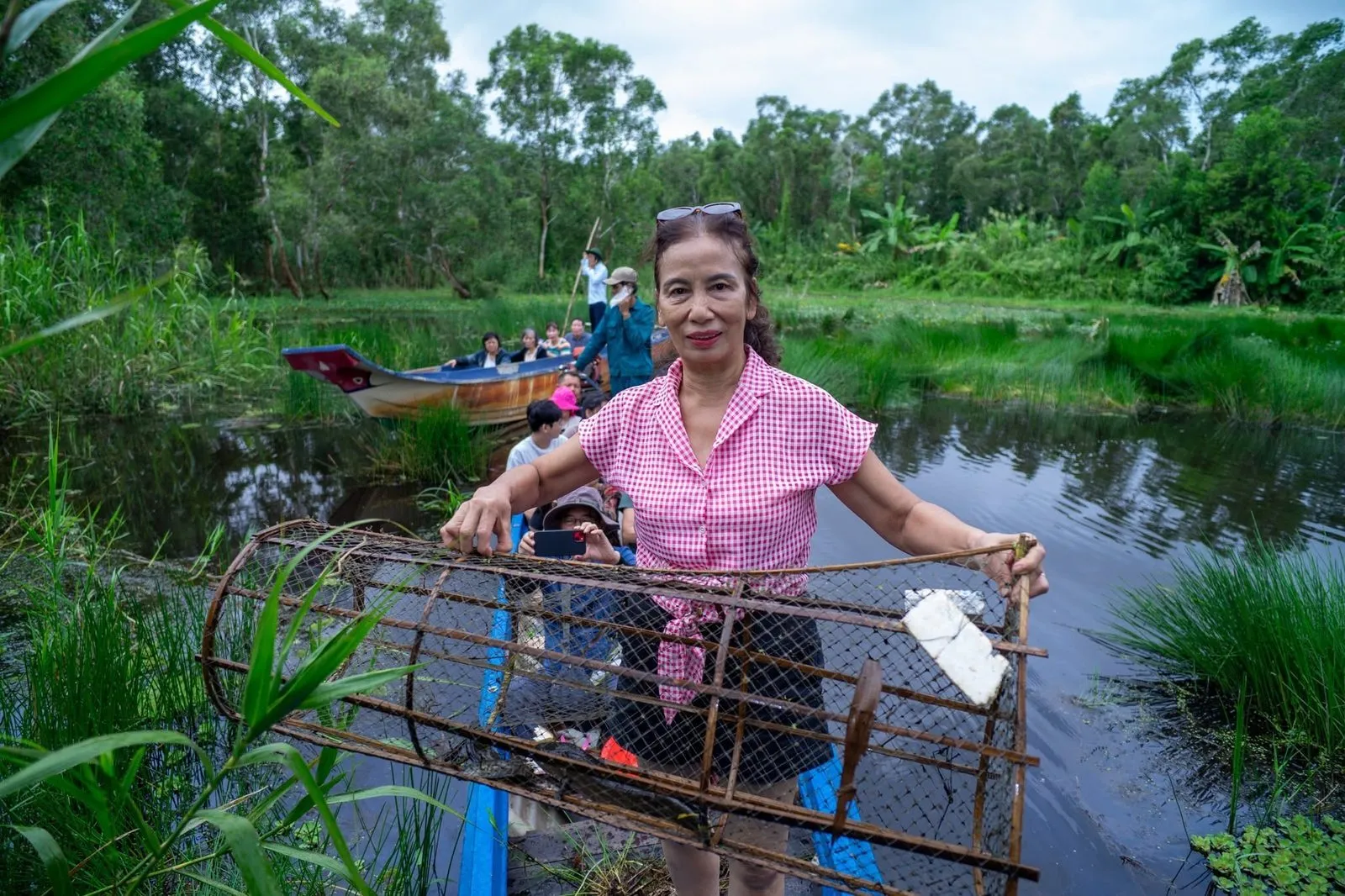 Nghề di sản Gác Kèo Ong lấy mật ong hoa tràm tự nhiên trăm năm tại U Minh Hạ. (Ảnh: Bà Ngoại Homestay / Tư liệu Du lịch Cà Mau)