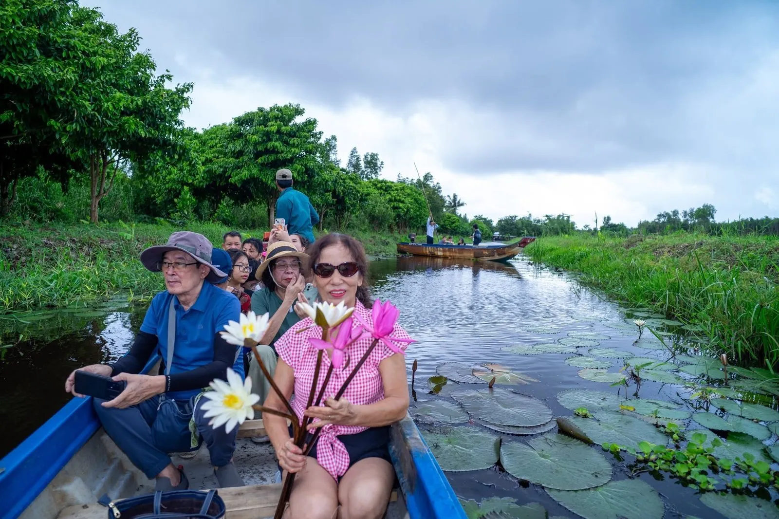 Đi xuồng máy xuyên kênh rạch ngập tràn sắc xanh rừng tràm U Minh. (Ảnh: Bà Ngoại Homestay / Tư liệu Du lịch Cà Mau)