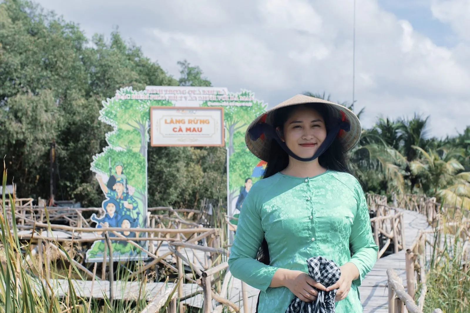 Đi xuồng máy xuyên kênh rạch ngập tràn sắc xanh rừng tràm U Minh. (Ảnh: Bà Ngoại Homestay / Tư liệu Du lịch Cà Mau)