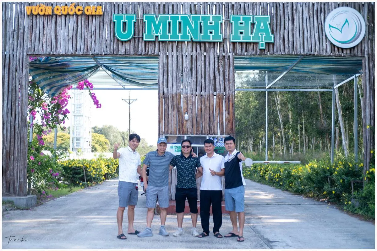 Nghề di sản Gác Kèo Ong lấy mật ong hoa tràm tự nhiên trăm năm tại U Minh Hạ. (Ảnh: Bà Ngoại Homestay / Tư liệu Du lịch Cà Mau)