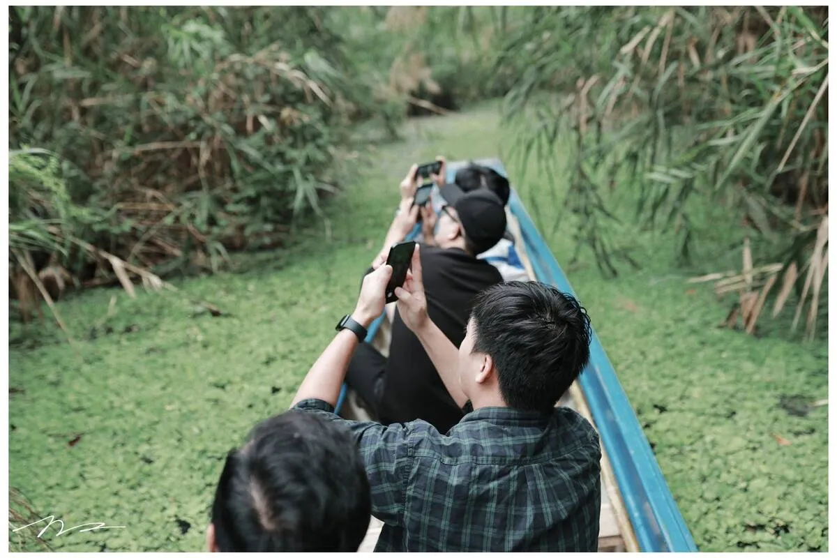 Đi xuồng máy xuyên kênh rạch ngập tràn sắc xanh rừng tràm U Minh. (Ảnh: Bà Ngoại Homestay / Tư liệu Du lịch Cà Mau)