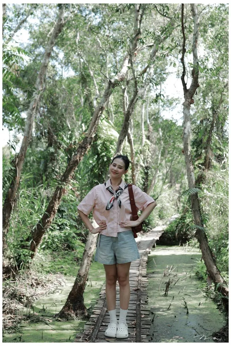 Cruising through lush green cajuput waterways in U Minh forest. (Photo: Ba Ngoai Homestay / Ca Mau Ecotourism Archive)