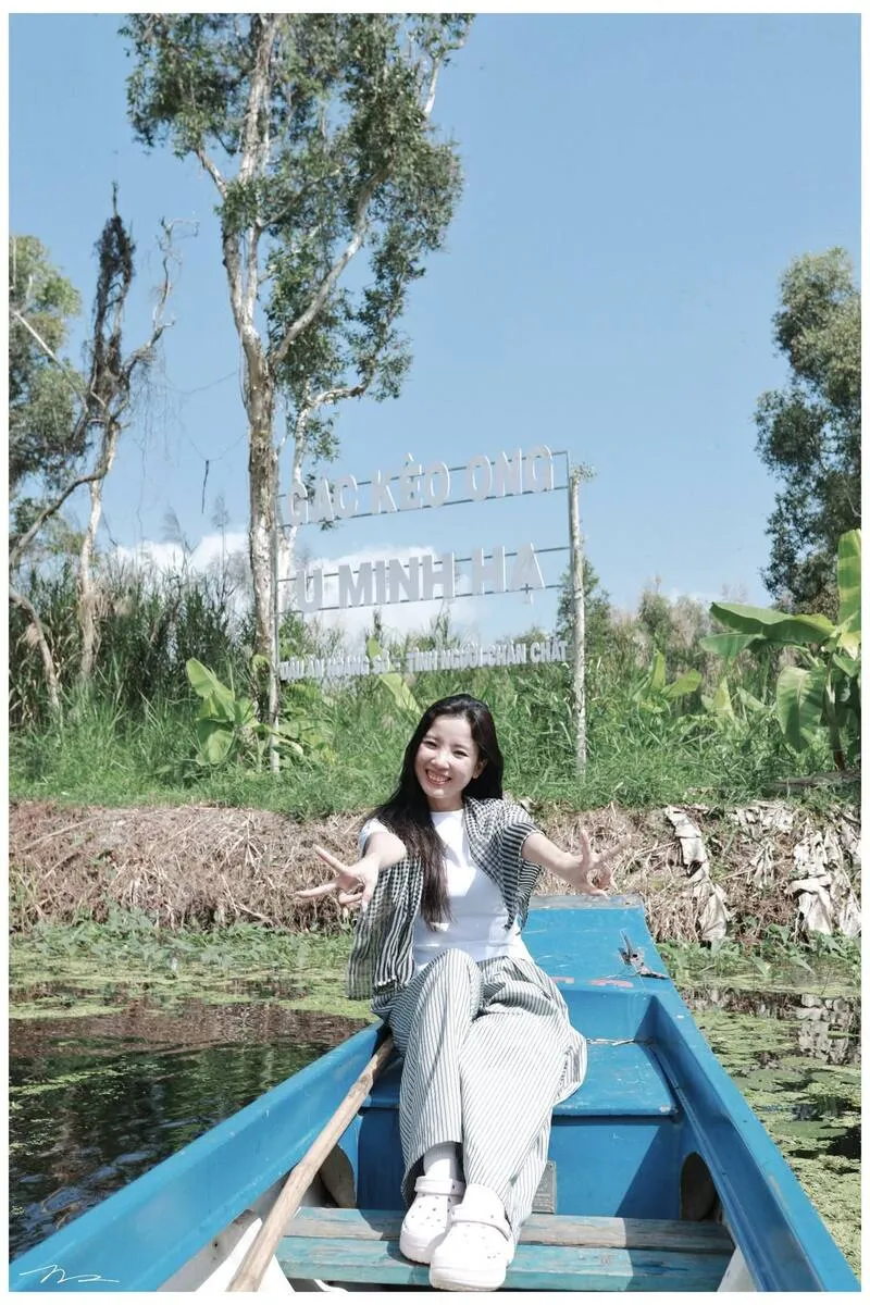 Đi xuồng máy xuyên kênh rạch ngập tràn sắc xanh rừng tràm U Minh. (Ảnh: Bà Ngoại Homestay / Tư liệu Du lịch Cà Mau)