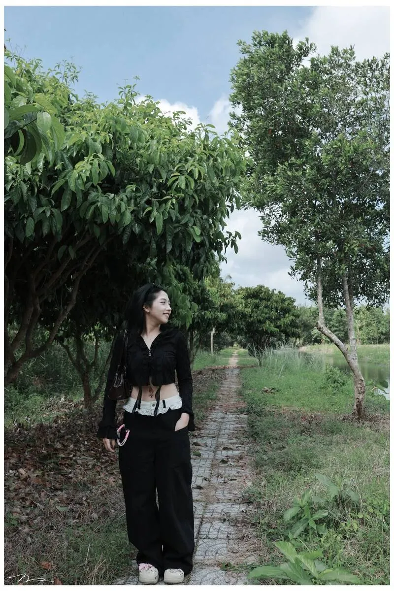 Đi xuồng máy xuyên kênh rạch ngập tràn sắc xanh rừng tràm U Minh. (Ảnh: Bà Ngoại Homestay / Tư liệu Du lịch Cà Mau)