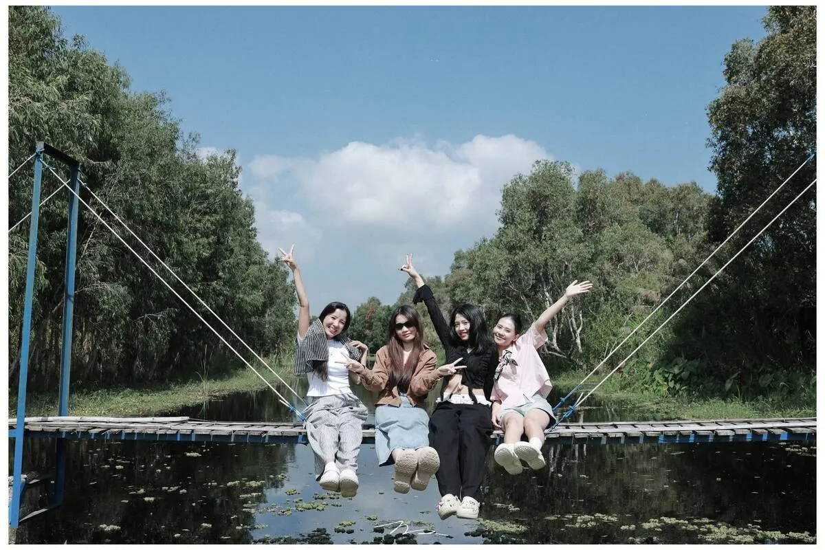 Đi xuồng máy xuyên kênh rạch ngập tràn sắc xanh rừng tràm U Minh. (Ảnh: Bà Ngoại Homestay / Tư liệu Du lịch Cà Mau)