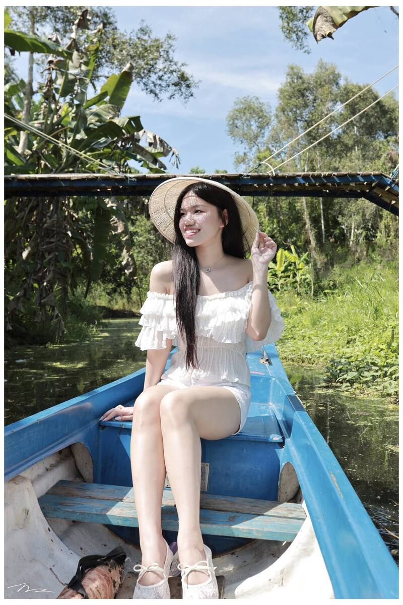 Du khách mặc đồ trắng đi xuồng khám phá cảnh sắc U Minh Hạ