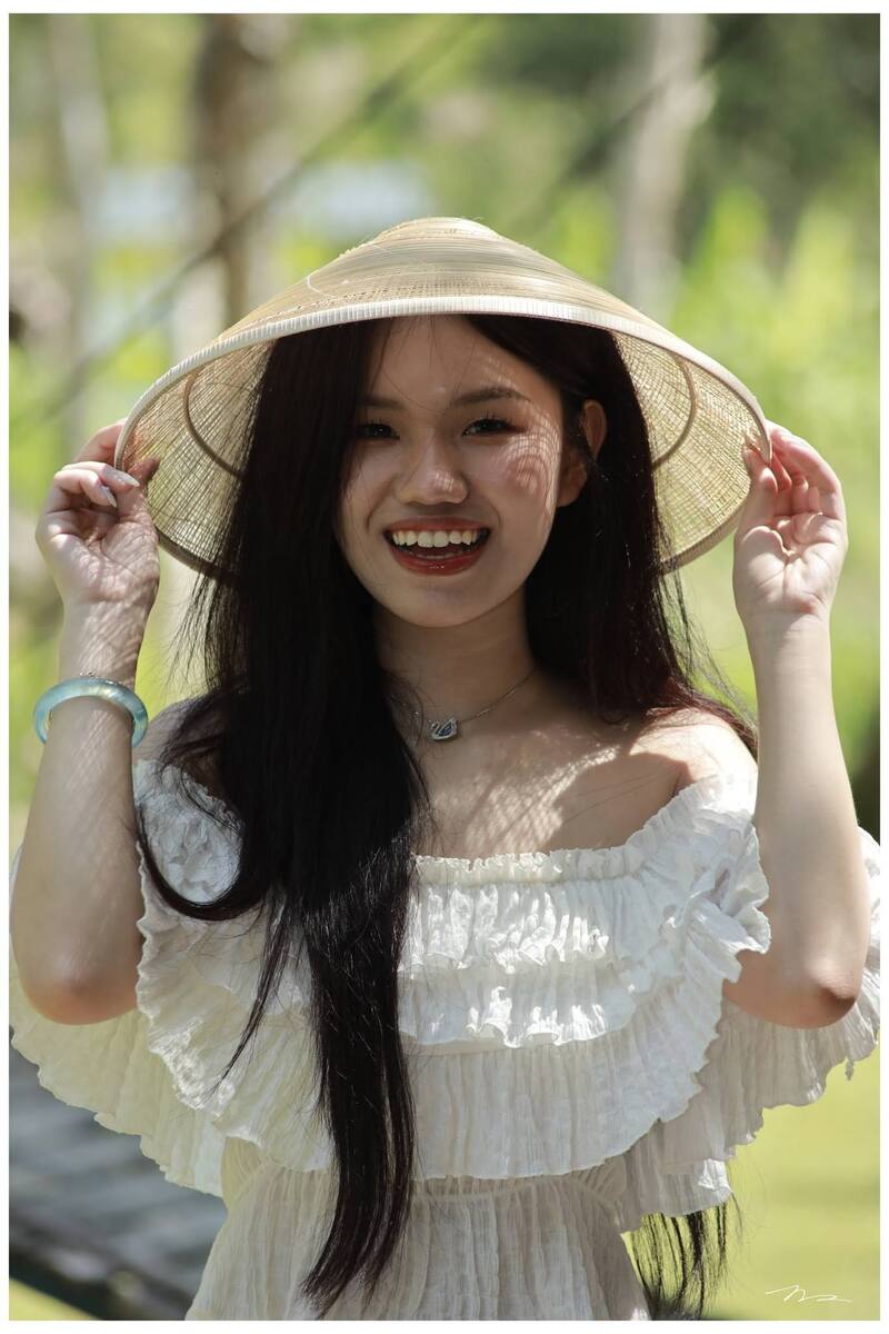 Chân dung nữ du khách duyên dáng đội nón lá tại U Minh Hạ