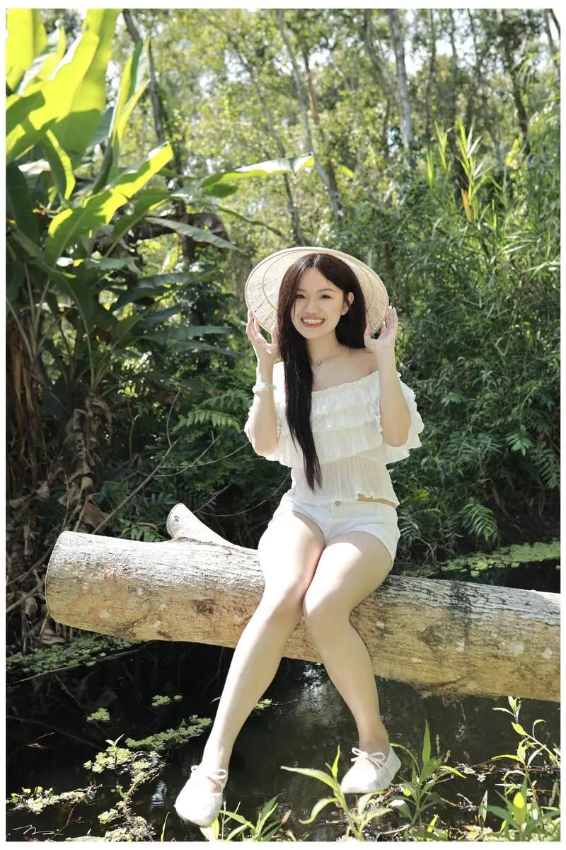 Đi xuồng máy xuyên kênh rạch ngập tràn sắc xanh rừng tràm U Minh. (Ảnh: Bà Ngoại Homestay / Tư liệu Du lịch Cà Mau)