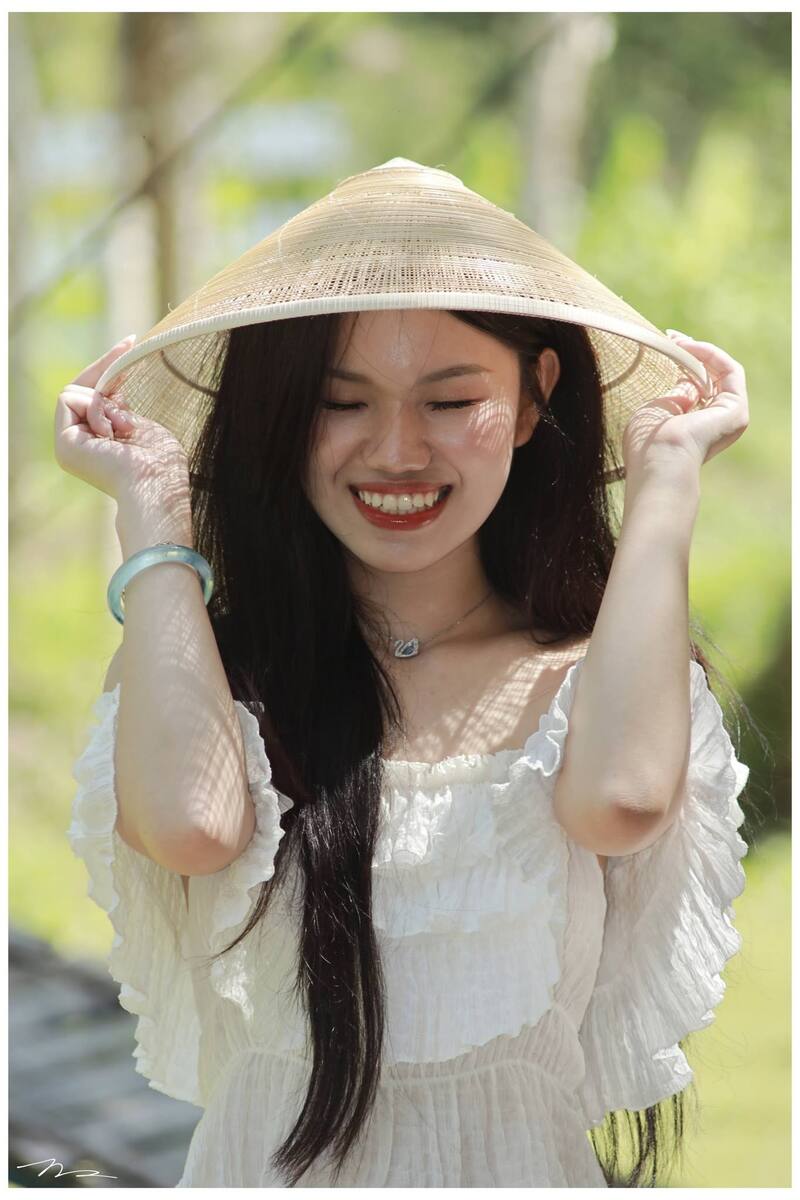 Nữ du khách cười rạng rỡ dưới vành nón lá tại U Minh Hạ