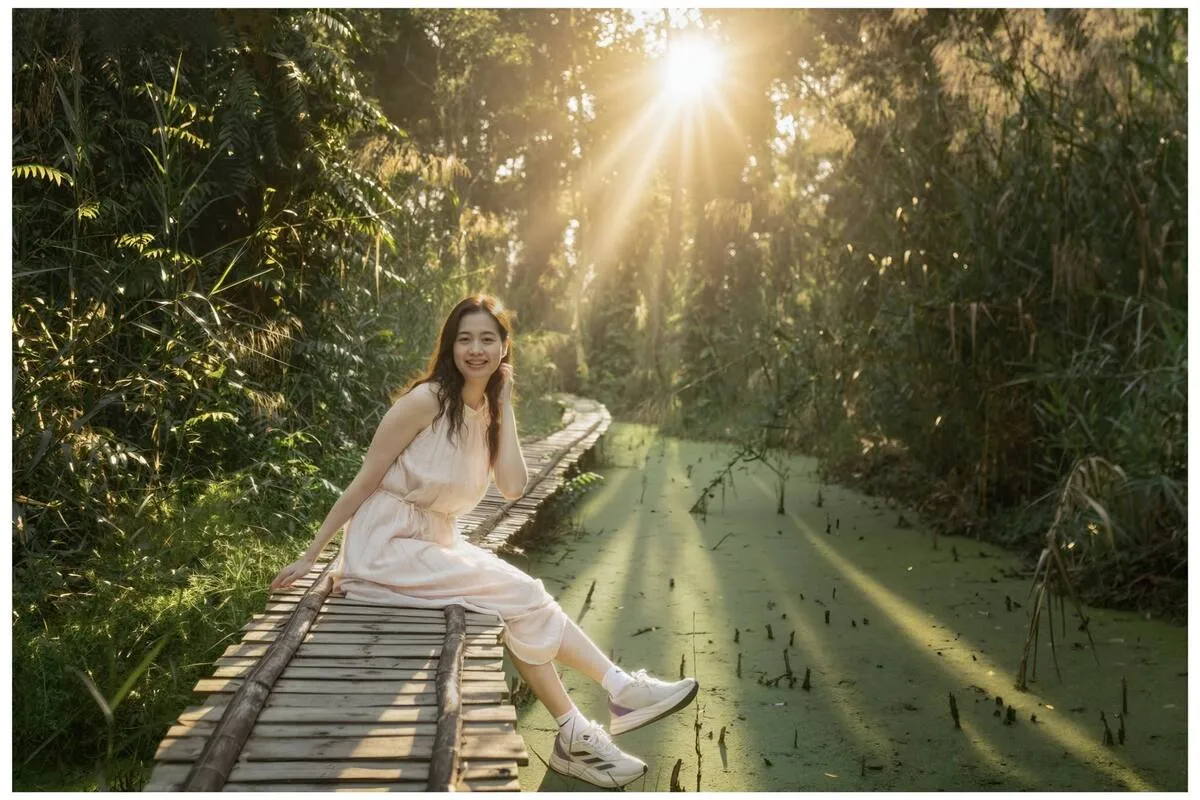 Đi xuồng máy xuyên kênh rạch ngập tràn sắc xanh rừng tràm U Minh. (Ảnh: Bà Ngoại Homestay / Tư liệu Du lịch Cà Mau)